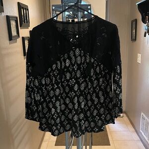 Women's Black and White Patterned Top